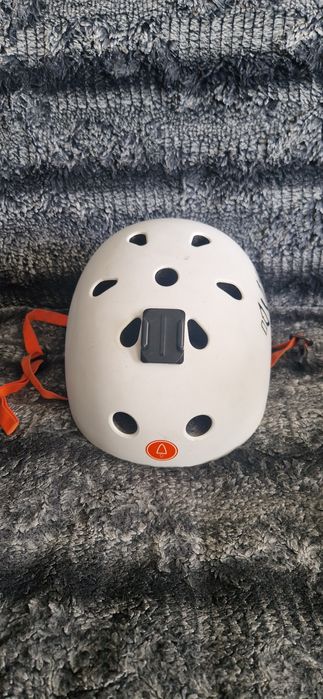 Велосипедный защитный шлем