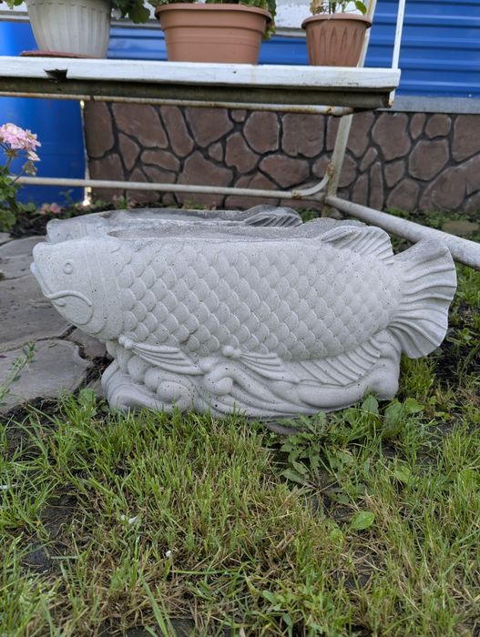 Продам вазоны в виде рыбы.