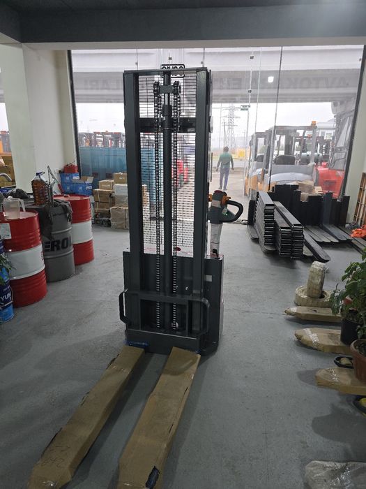 Штаблёр электрический самоходный