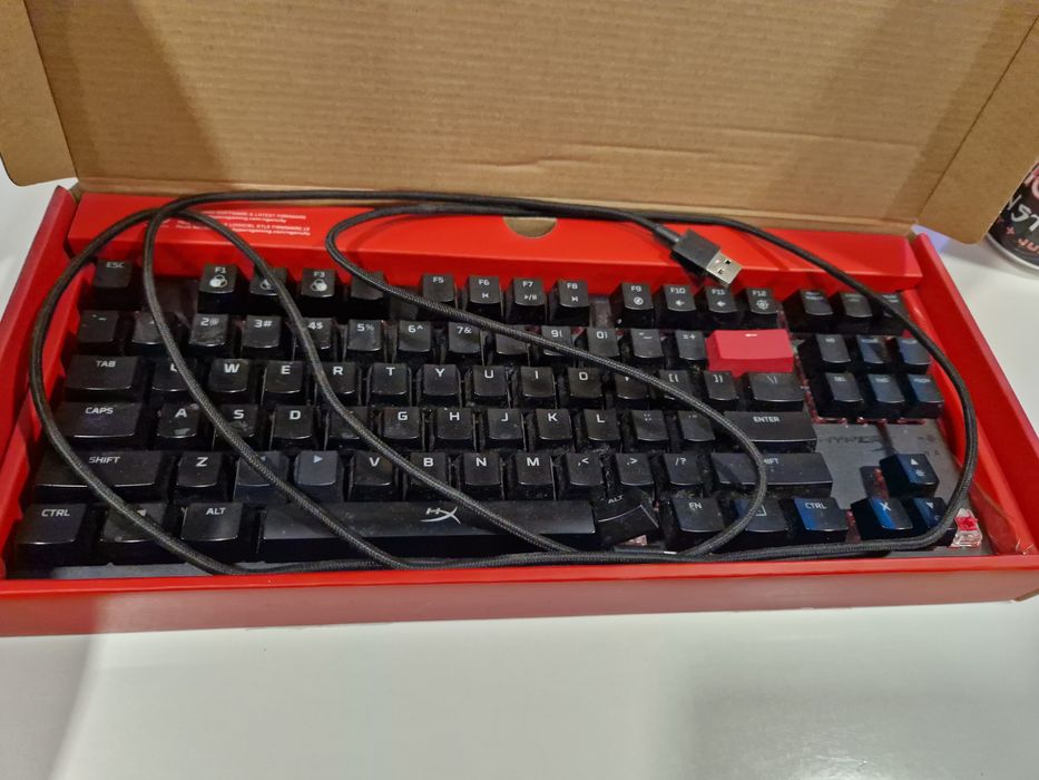 Hyperx Alloy Origins Core с червени суичове