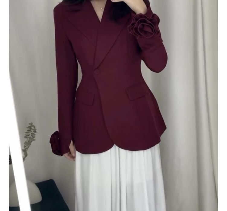 Пиджак бордовый.