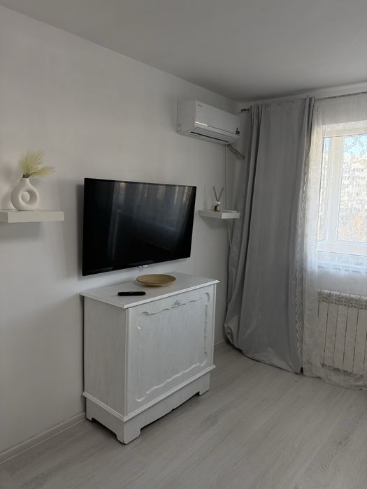 Inchiriez garsoniera park lake