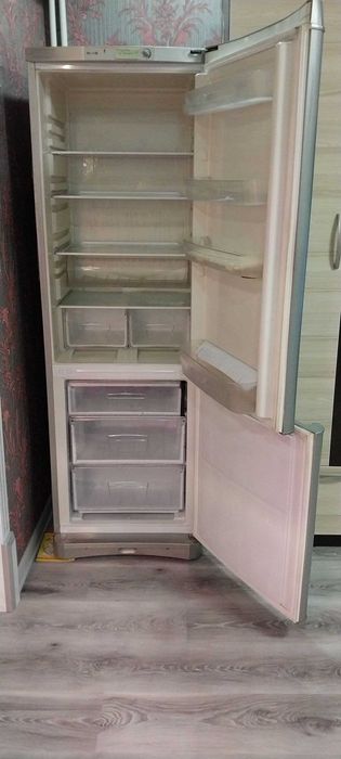 Продам  холодильник Индезит б/у в хорошем состоянии.