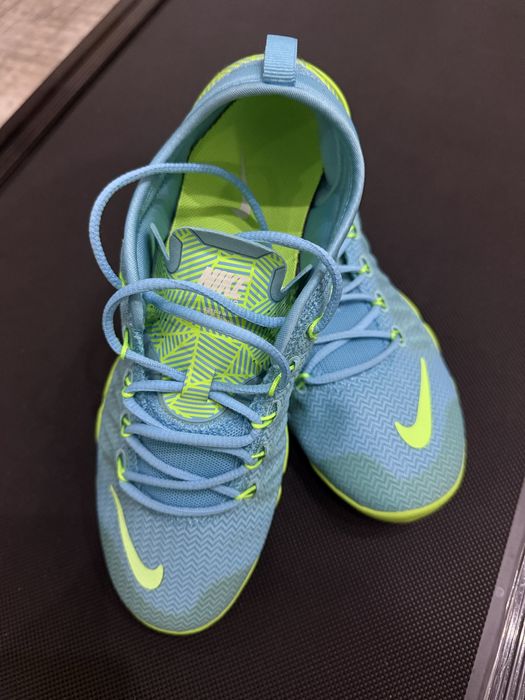 Продам тренировочные кроссовки nike
