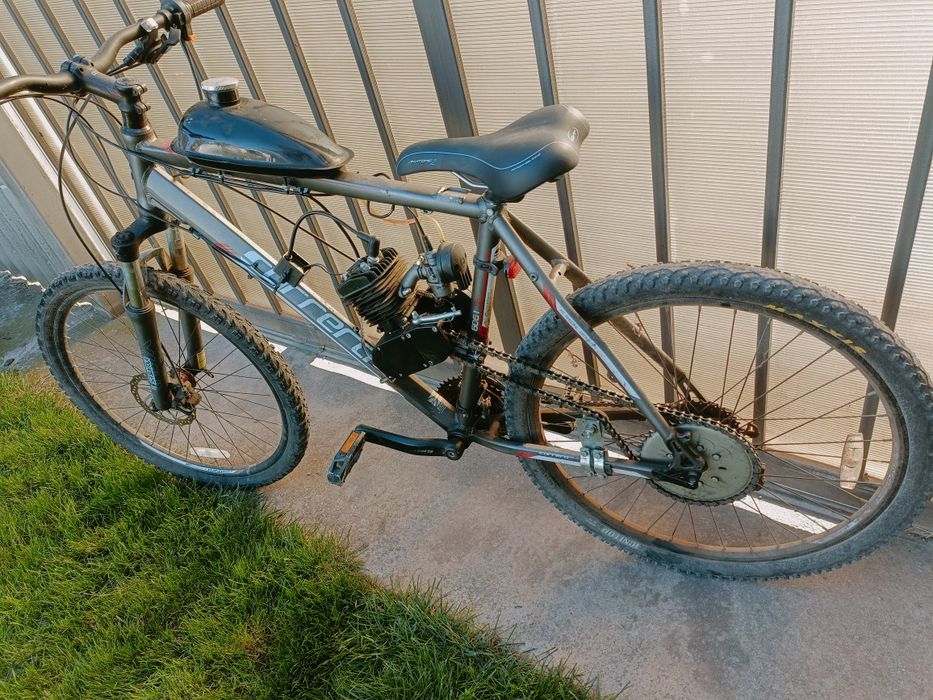 Bicicleta cu motor pe benzină