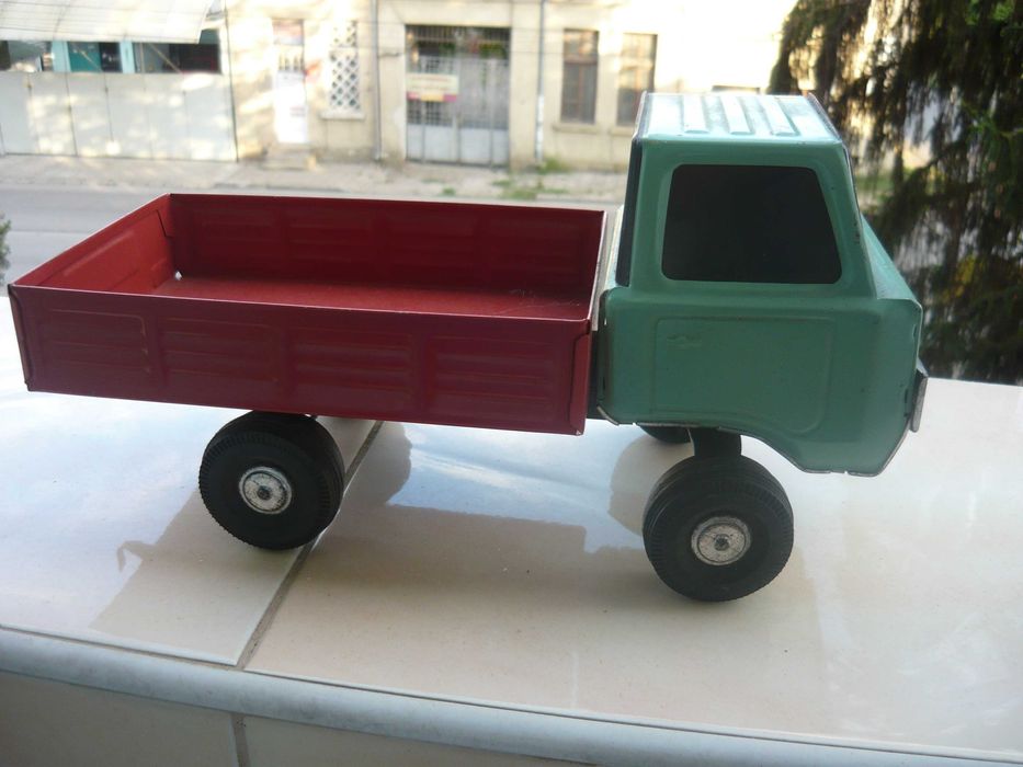 Старо метално камионче