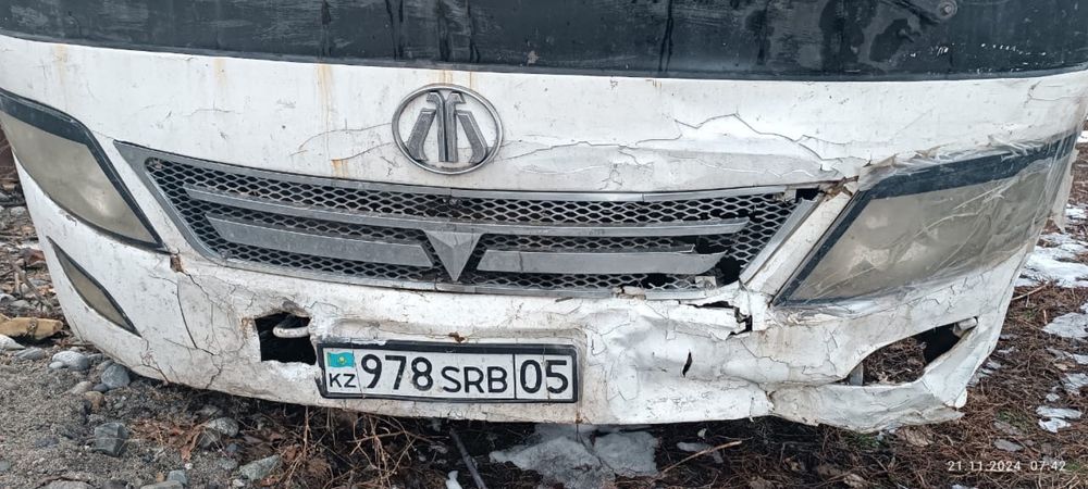 автобус на ходу находится в городе Текели