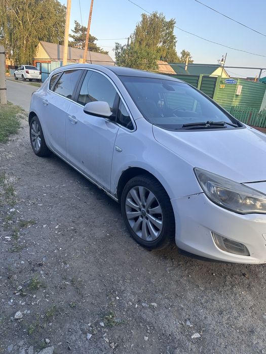 Продам авто! Opel astra j 2011 года