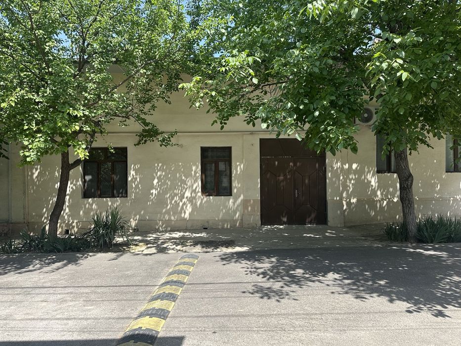 Yunusobod bodomzorda 3,2sotix 8xonali uy srochni sotiladi.Yer narxida.