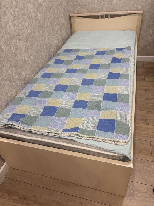 Продаю кроввть с матрацом 90*200