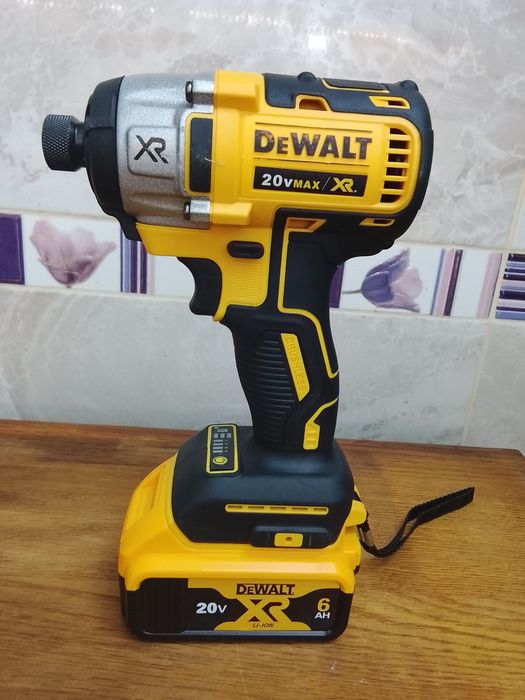 Autofiletanta cu impact DCF887 cu o baterie de 6a Nou