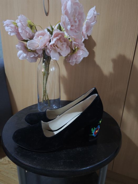 Pantofi cu toc brodat