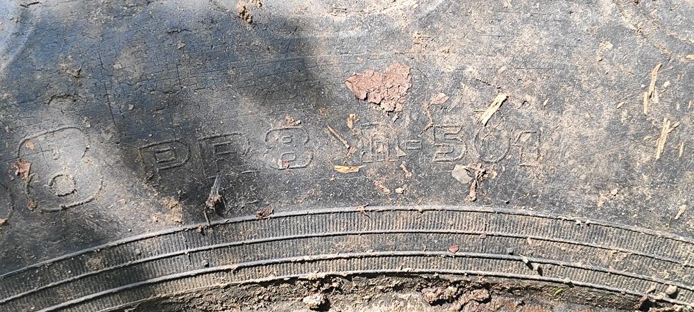 Гуми от трактор подарявам