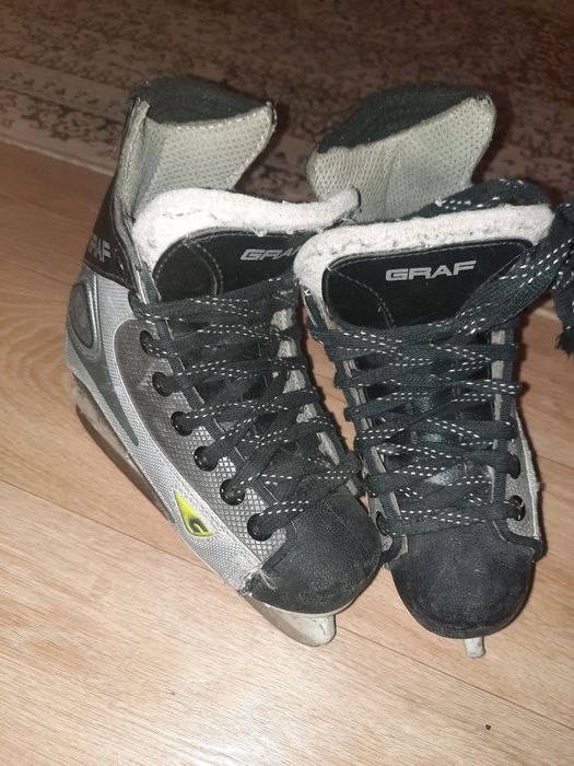 Хоккейные коньки  .