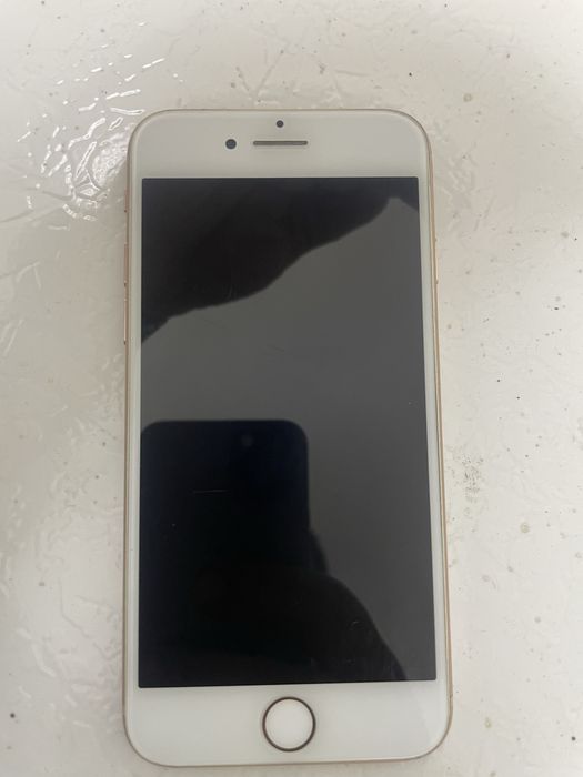 IPhone 8, 64 ГБ, цвет Gold + чехол (самавызов)
