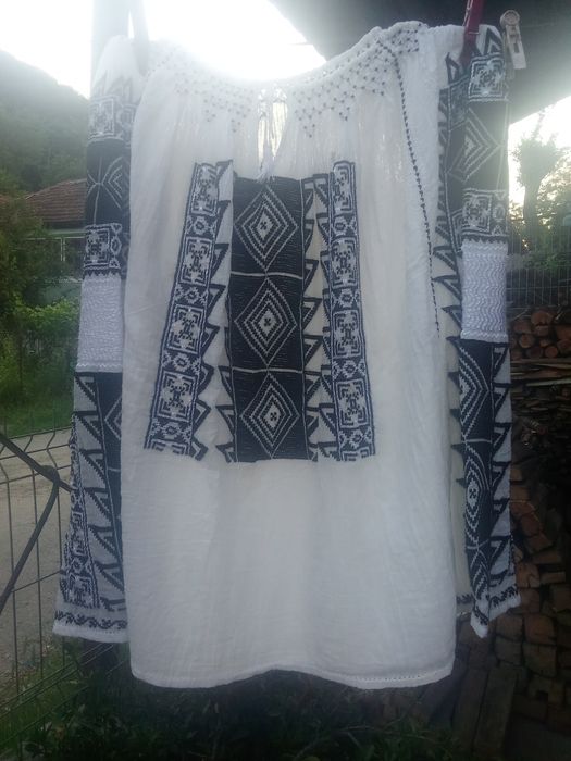 Ie traditionala românească