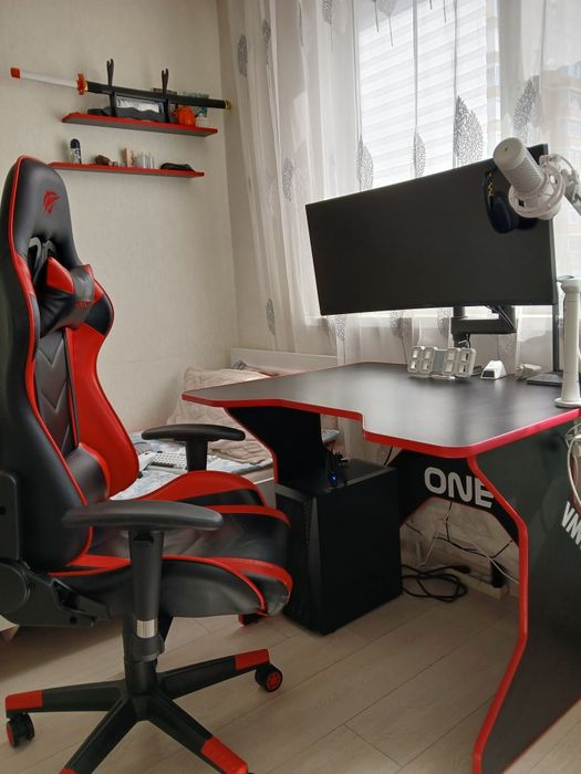 Продам компьютерный стол с полками