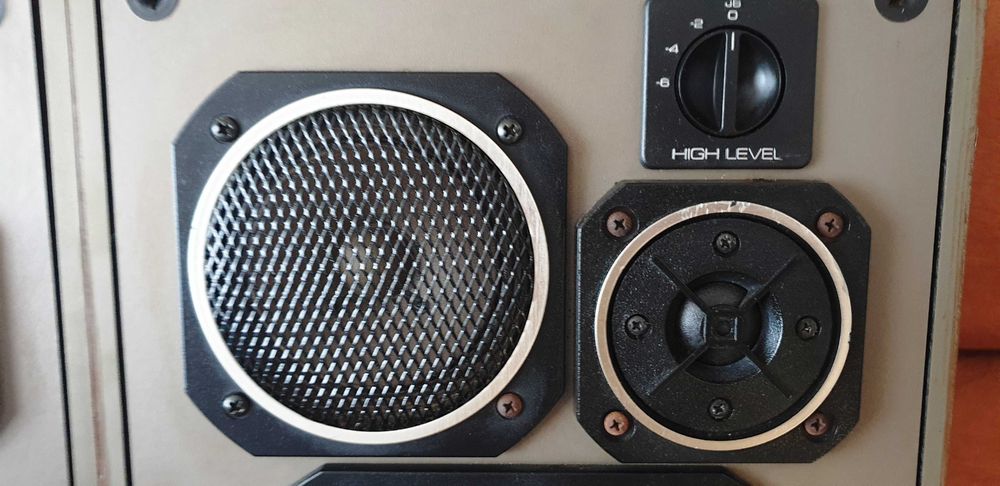 Boxe Universum Quelle International Best 0.2379,  80W pe 4 Ohm