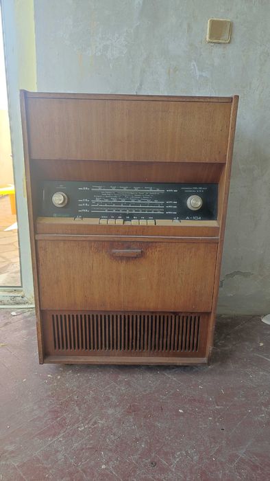 Лампово радио с вграден грамофон