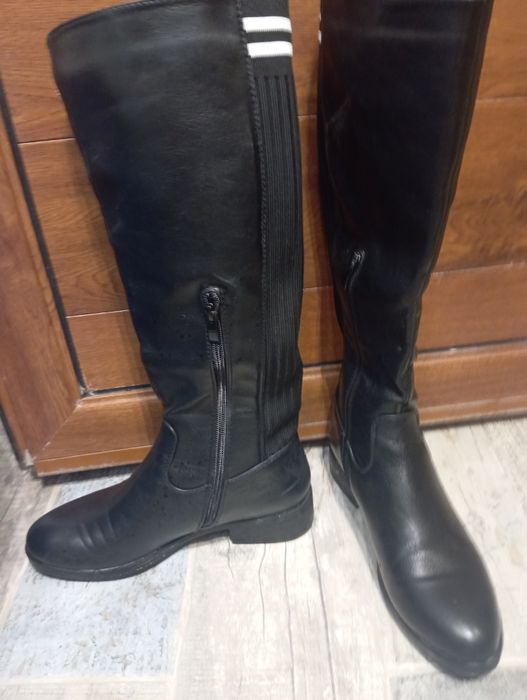 Високи ботуши черни и подарък чанта