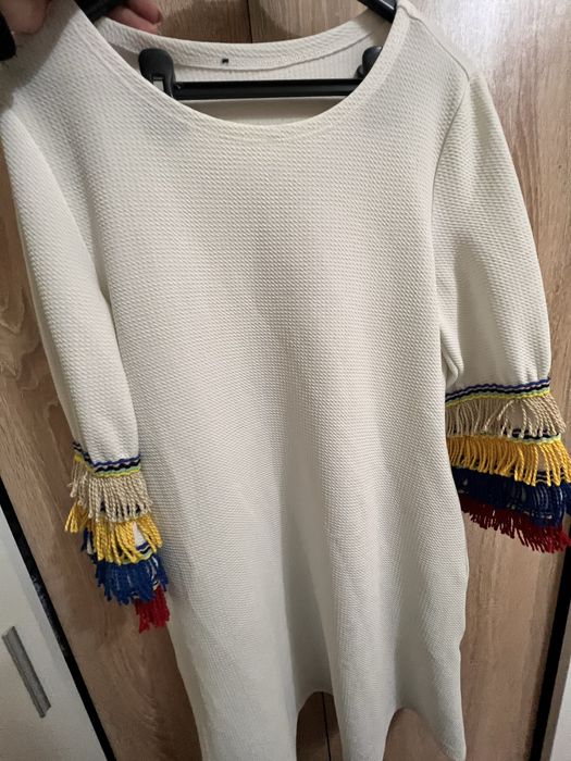 Бяла рокля с интересни ръкави