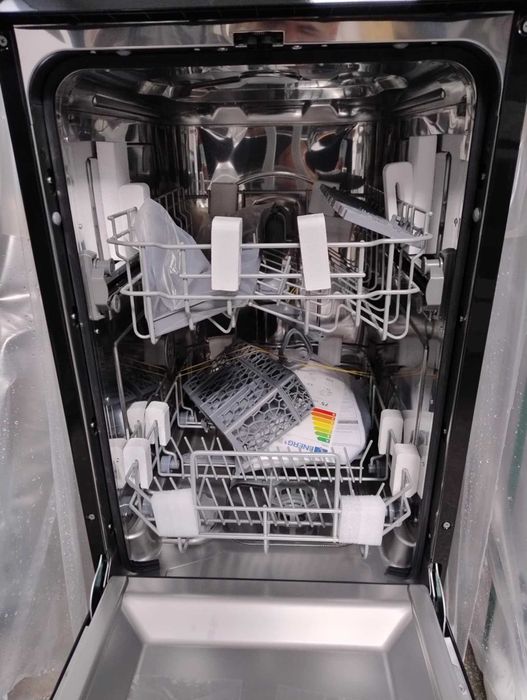 Чисто нова Черна Съдомиялна машина Candy 45 см