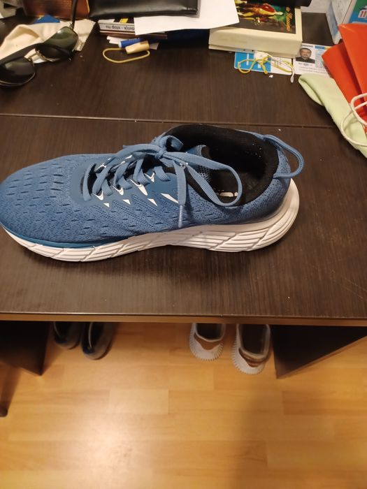 Vând pantofi sport albastri