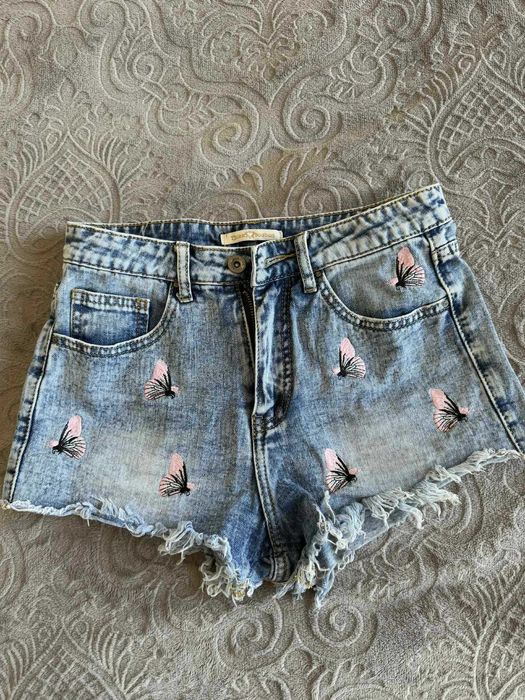 Къси дънки с пеперуди