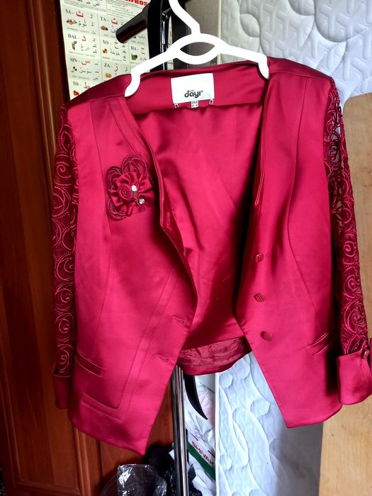 Продаю костюм  с юбкойтурецкий, очень красивый, покупала за 650.000 в