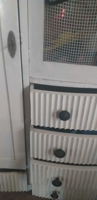 Credenț alb cu negru