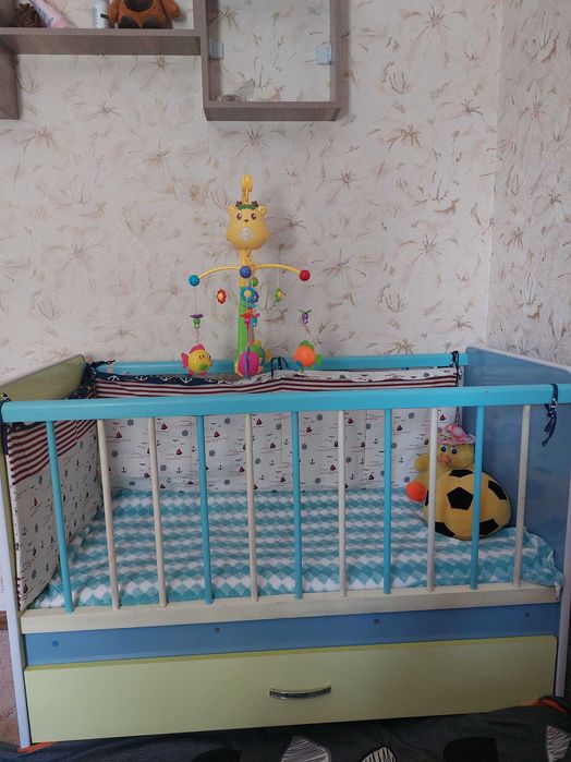 Детская кровать и мобиль