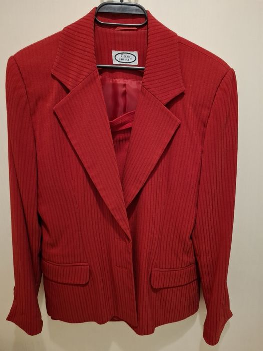 Продавам костюми и рокли