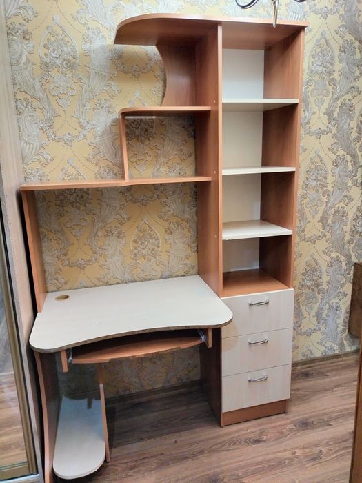 Стол компьютерный для детей и подростков.