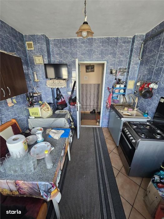 Alexandru cel Bun, 3 camere decomandat, geam la baie, liber