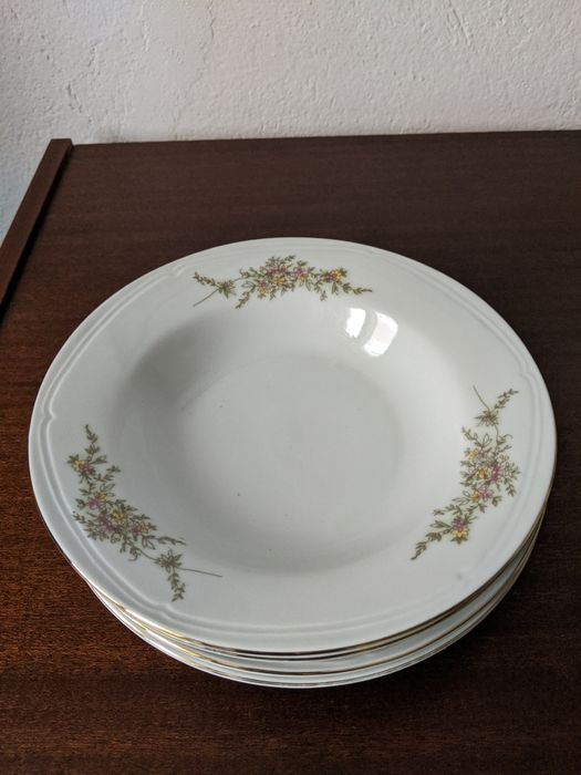 Стойка за бутилка за вино, чинии