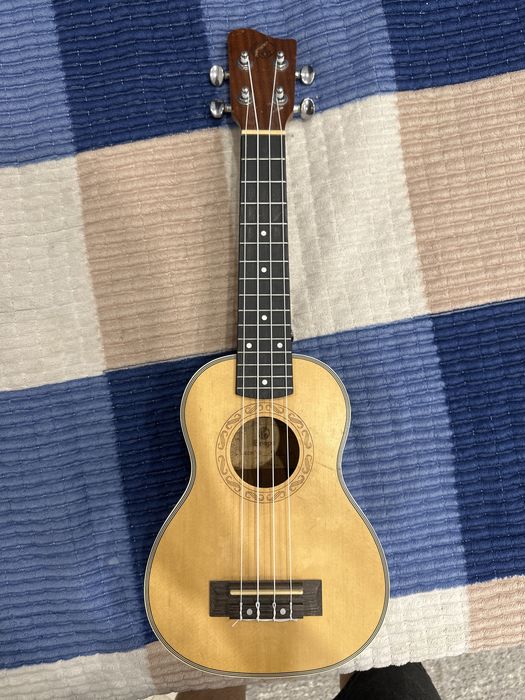 Ukulele.       .