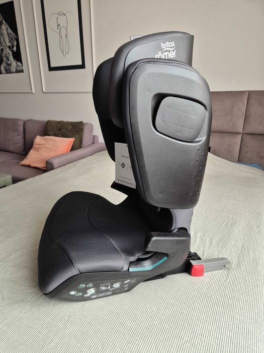 Ново детско столче Britax Römer Kidfix M i-Size (3.5 - 12год) с ISOFIX - имам в черно и сиво