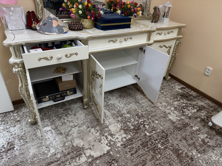 Шкаф комод с зеркалом