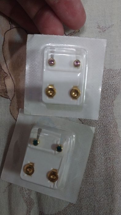 Серьги-гвоздики.