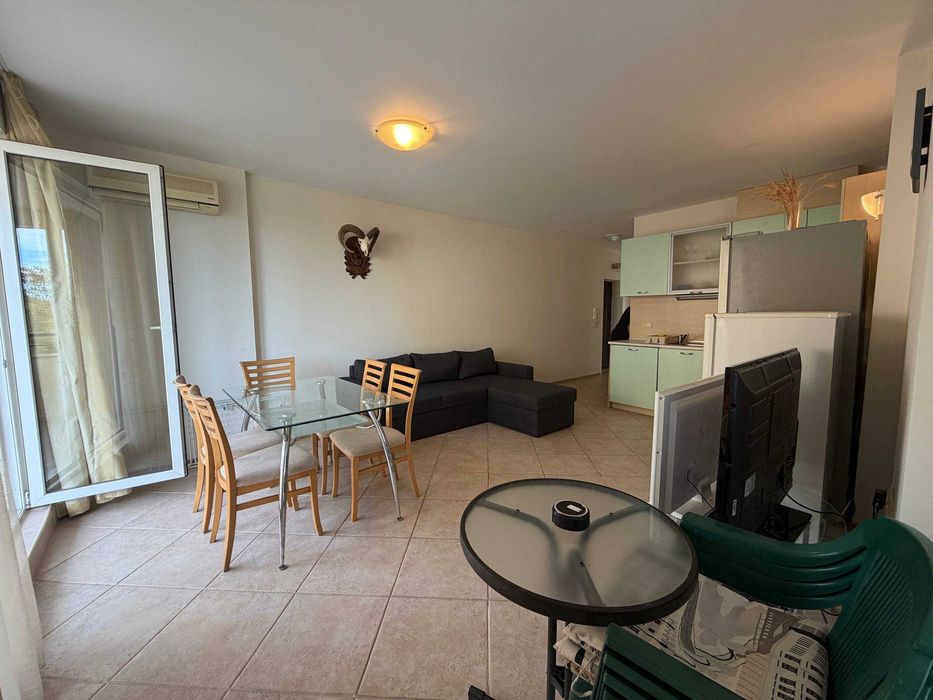 Обзаведен тристаен апартамент, Първа линия