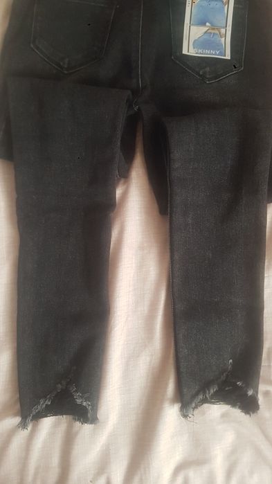 Blugi negri-gri, noi-nouti, cu eticheta