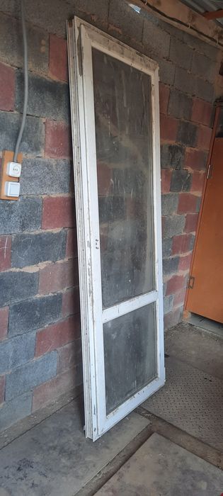Пластиковые дверь  продаётся 225/80