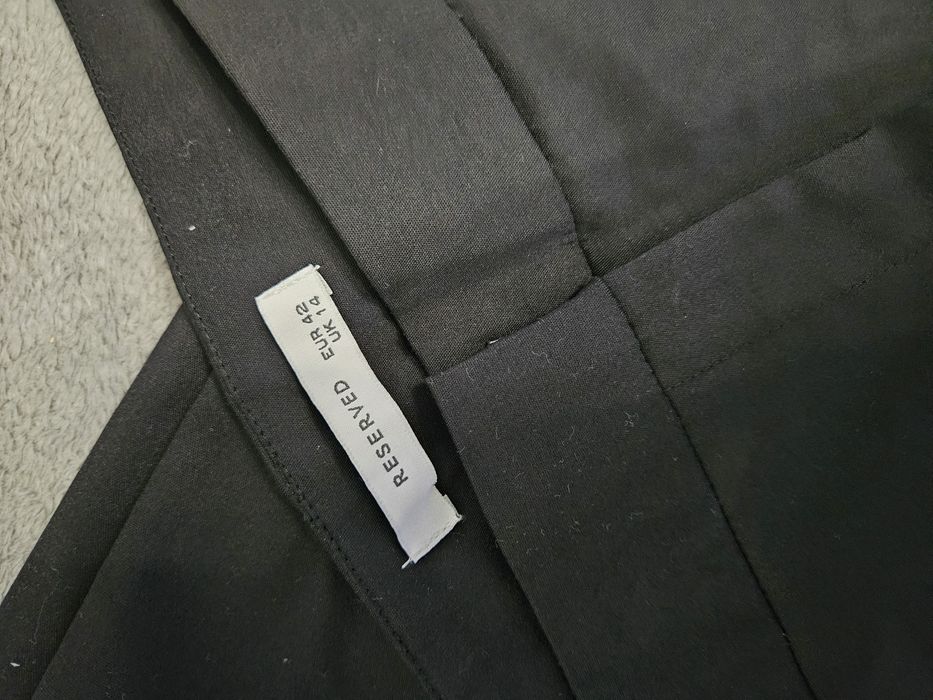 Pantaloni Reserved conici gen Zara, Mango
