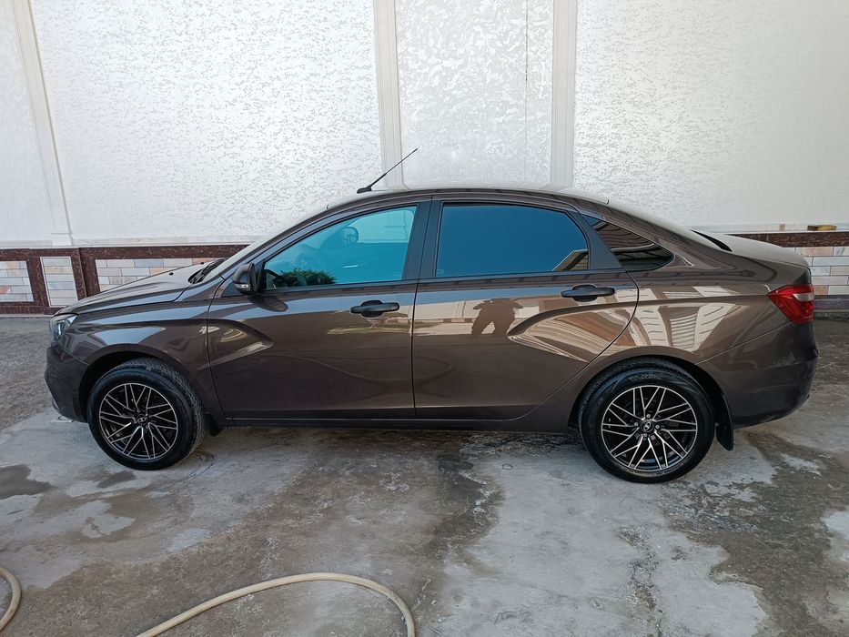 Автотранспорт Лада Веста