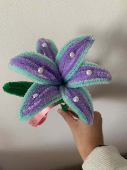 Flori de plush textil lucrate manual