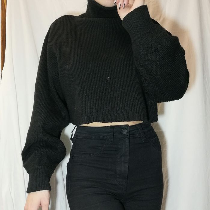 Pulover negru, la gat