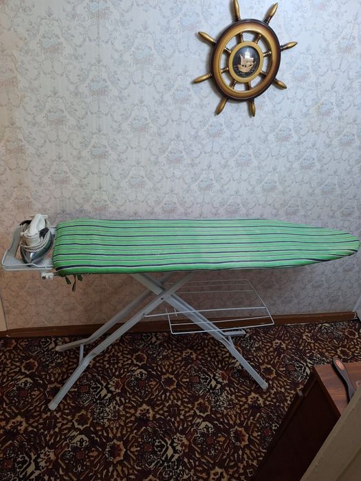 Утюг и гладильная доска.