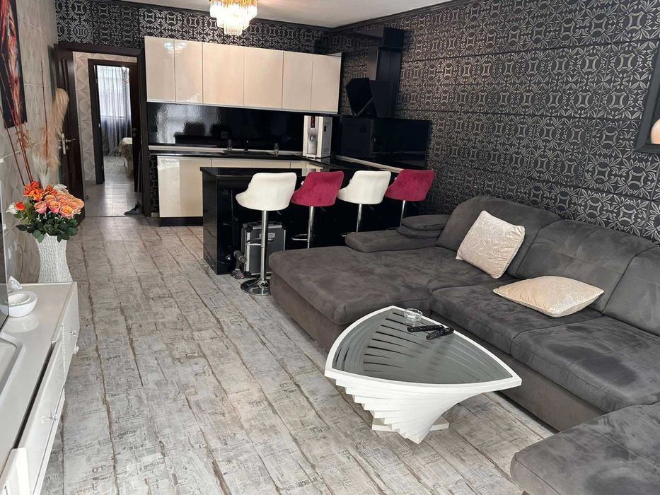 Луксозно обзаведен Тристаен апартамент с 2 паркоместа , ж.к. Левски