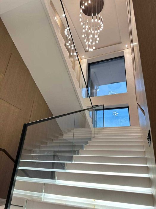 Мебельный дом продаёт диваны и лестницы.