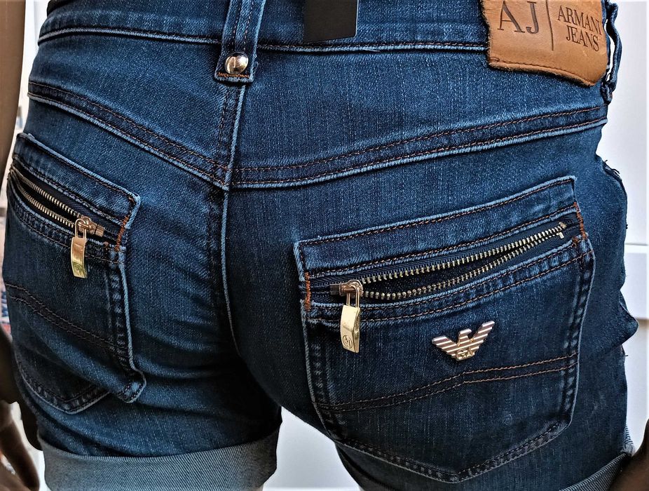 corset intimissimi, pantaloni scurti denim, Armani Jeans